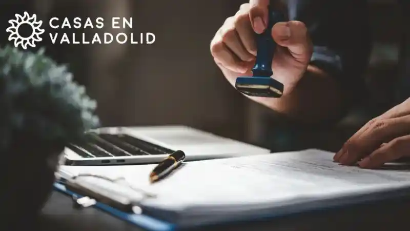 Sello y documentos para verificar una operación inmobiliaria.