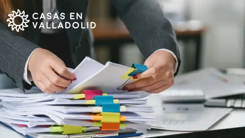 Documentos organizados para una operación inmobiliaria.