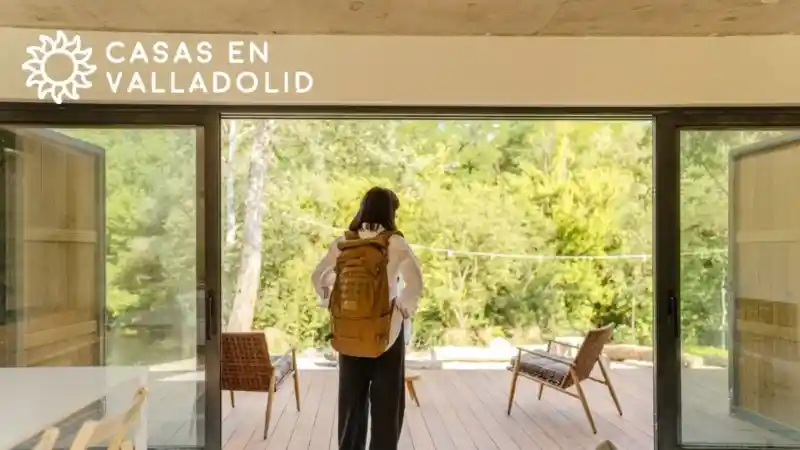 Persona evaluando una casa antes de mudarse.
