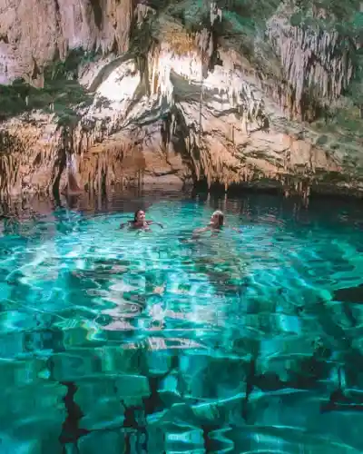 Cenote dentro de un terreno rural cerca de Valladolid, Yucatán