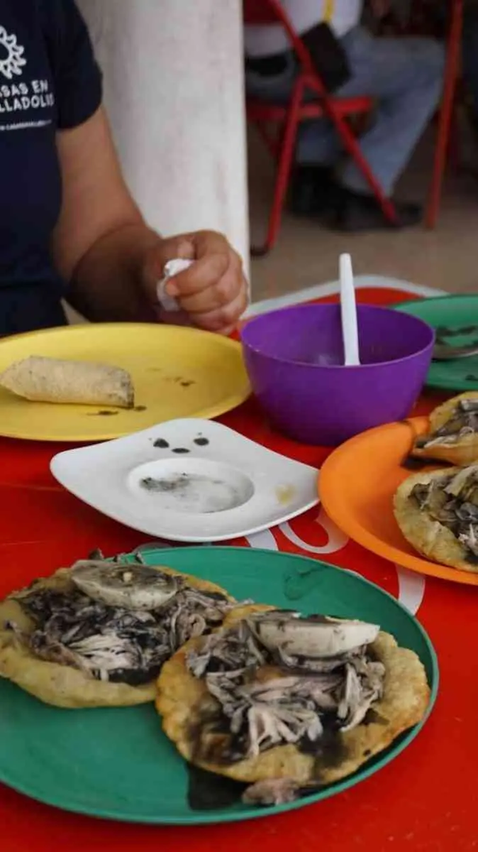 Desayuno yucateco: salbutes, empanadas y un café. 