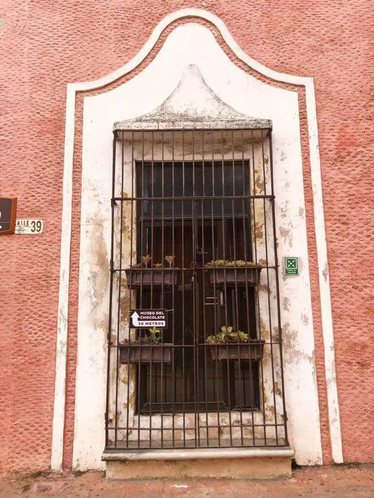Door frames in colonial houses - Yucatan