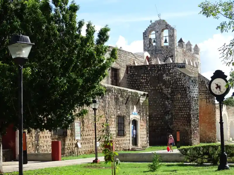 Sisal, Valladolid: Calzada de los Frailes and Colonial Homes