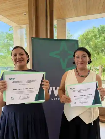 Diana and Dalila De Leon holding AMPI real estate training certificates in Yucatan
